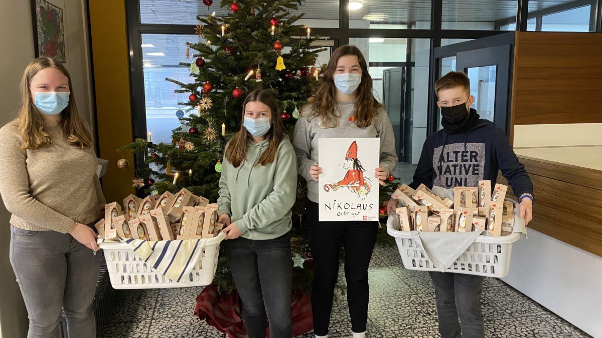 Die Schülervertretung der Bigge-Lenne-Gesamtschule verteilt Nikoläuse. von privat