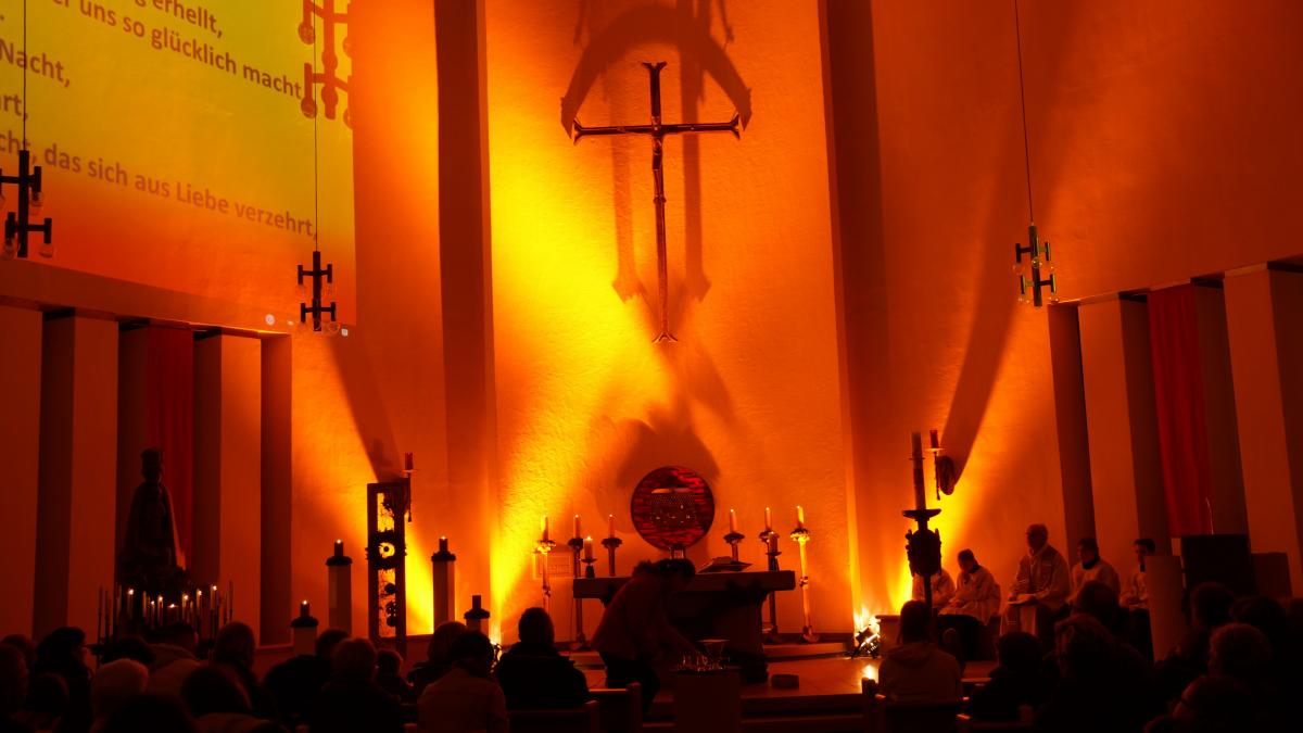 In der illuminierten Kirche gibt es vorweihnachtliche Impulse und Musikbeiträge von privat