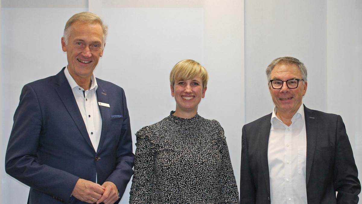 Vorstandsvorsitzender Peter Schulte (l.) bedankt sich bei Ulrich Tölle für sein engagiertes Wirken und verabschiedet ihn in den Ruhestand. Seine Nachfolgerin wird Simone Rohde. von privat