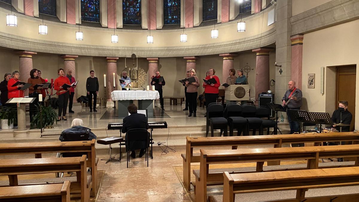 Der Musikschulchor trat in der Kirche des Pallottihauses Olpe auf. von Musikschule Olpe