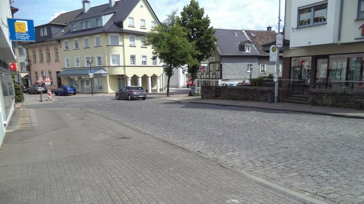 Im Zuge der Umsetzung des Innenstadtentwicklungskonzeptes der Hansestadt Attendorn werden in der Kölner Straße die Bauarbeiten fortgesetzt. von Hansestadt Attendorn