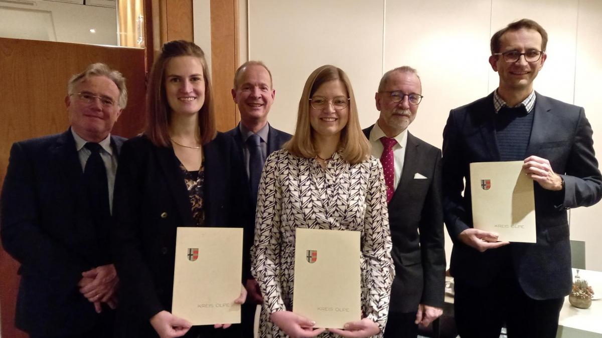 Prof. Dr. Thomas Mannel, Preisträgerin Dr. Carola Bilgen, Landrat Theo Melcher, Preisträgerin Laura Birlenbach, Prof. Dr. Ulrich Stache und Prof. Dr. Ingo Witzke (von links), der den Preis stellvertretend für Dr. Felicitas Pielsticker entgegennahm. von Kreispolizeibehörde Olpe