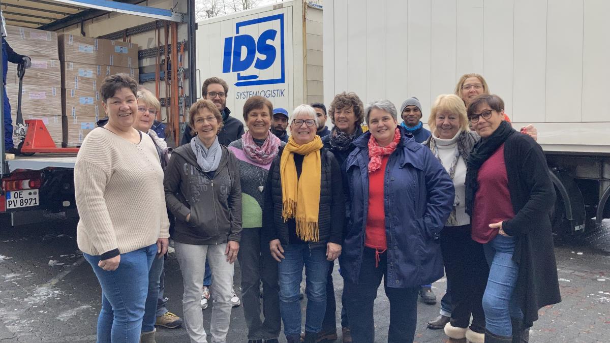 Die fleißigen Helferinnen des Weihnachtswunderlandes schickten mit großzügiger Unterstützung der Firma Polygonvatro zahlreiche Päckchen auf den Weg zu Kindern in Not. von Lorena Klein