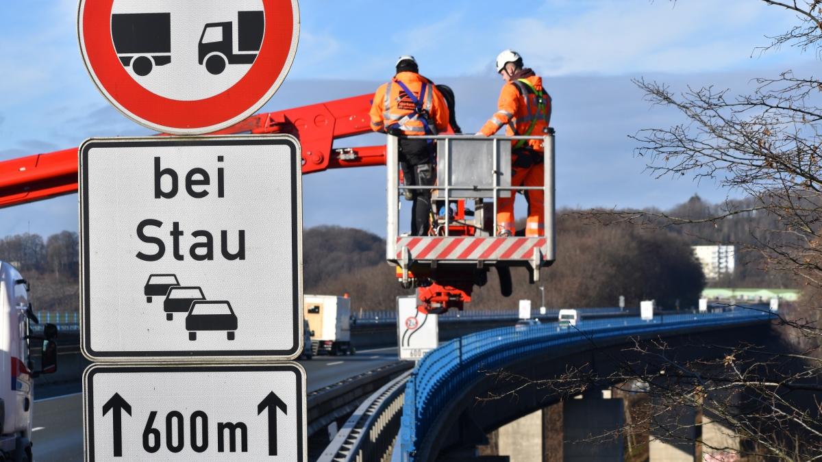 Die Arbeiten an der Talbrücke Rahmede laufen auf Hochtouren. von Autobahn Westfalen