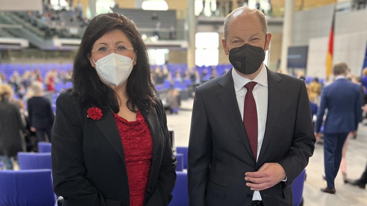 Nezahat Baradari mit dem frisch gewählten Bundeskanzler Olaf Scholz. von privat