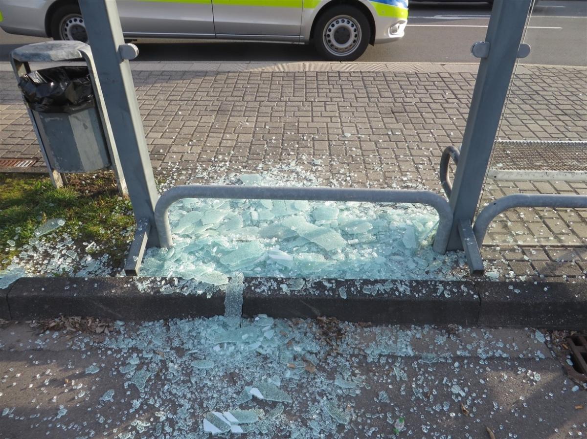 Unbekannte schlugen drei Bushaltestellenhäuschen in Drolshagen ein. von Kreispolizeibehörde Olpe