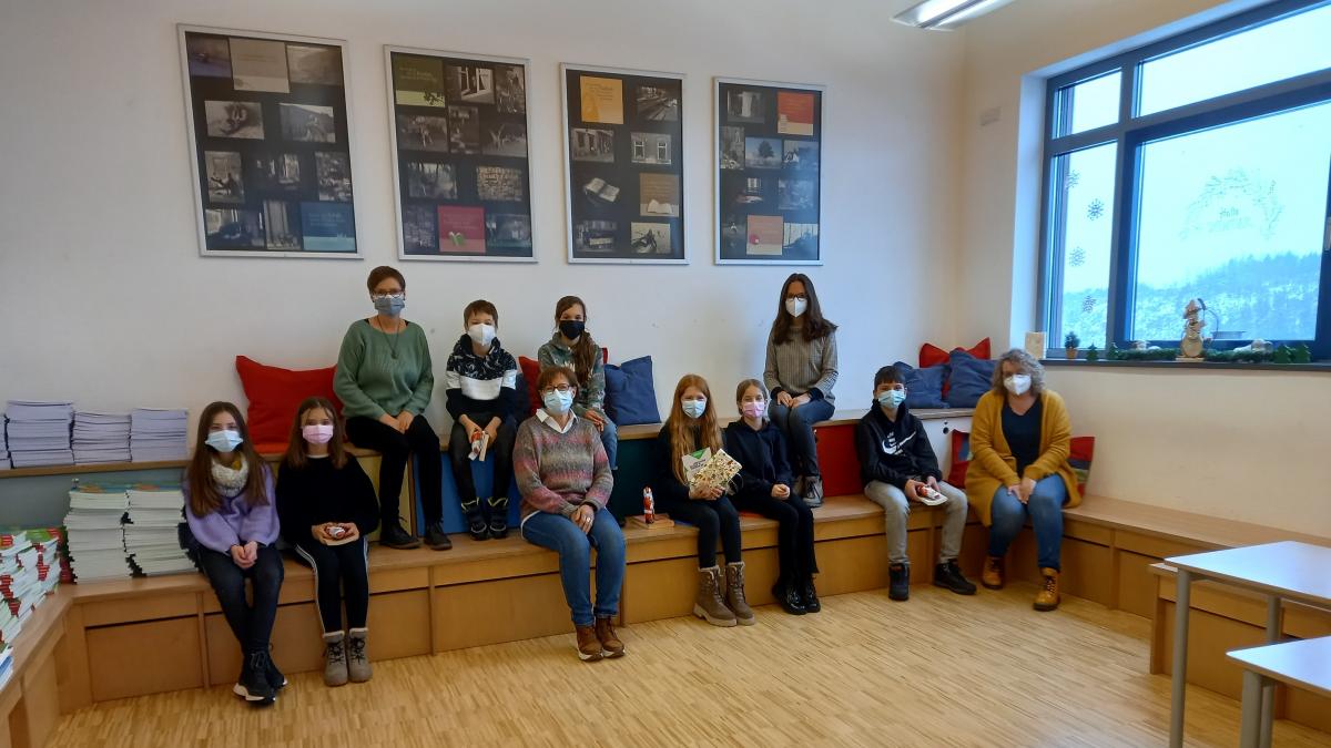 Die Teilnehmer des Olper Standorts und die Jury des Vorlesewettbewerbs. von privat