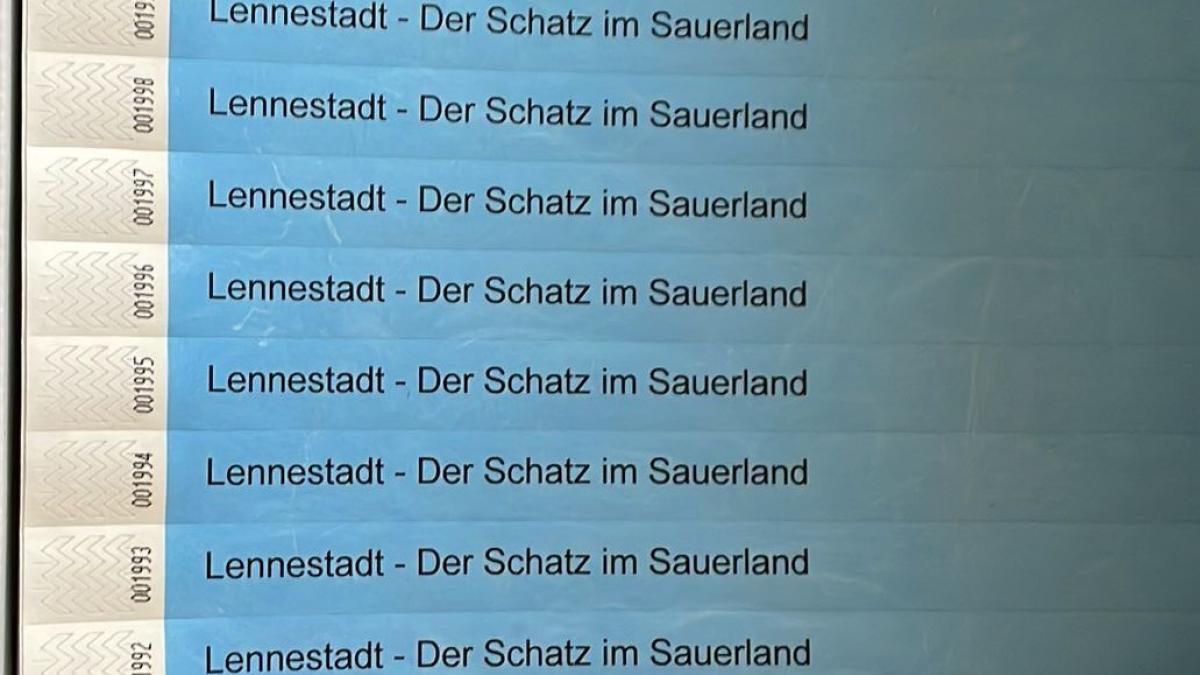So sehen die 2G-Bändchen aus, die in Lennestadt verteilt werden. von privat