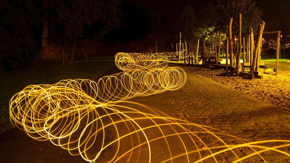 12 ausgewählte Motive des Lightpainting-Workshops sind auf dem Kalender 2022 abgebildet. von Gerrit Cramer