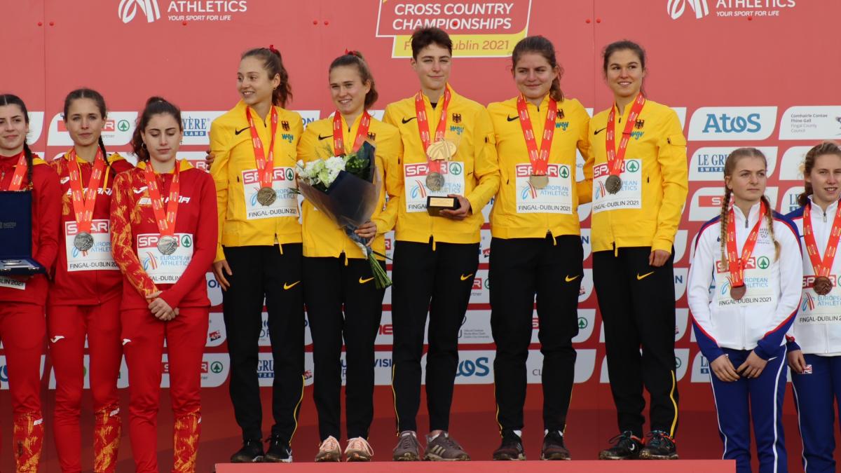 Johanna Pulte steht mit der Deutschen U20-Damenmannschaft nach dem EM-Crosslauf auf dem Siegertreppchen. von privat