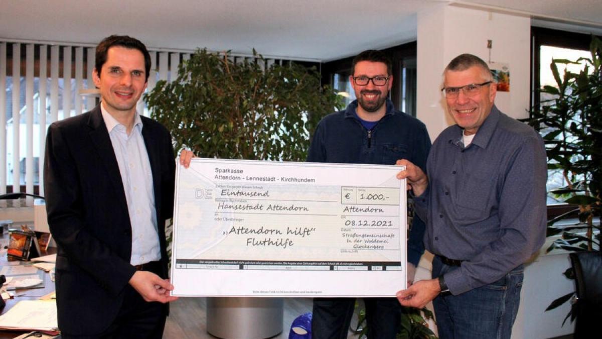 Roland und Oliver Scheele (von rechts) überreichten Bürgermeister Christian Pospischil einen Scheck in Höhe von 1.000 Euro für die Flutopfer. von Hansestadt Attendorn