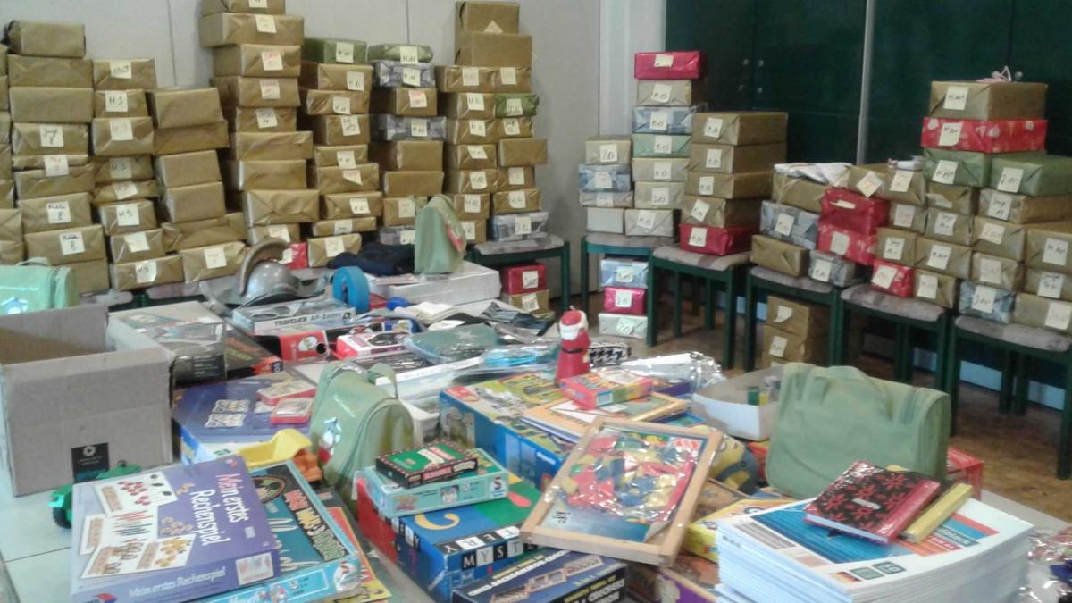Für die Kinder hat das Warenkorb-Team Altenhundem einen extra Weihnachtsgeschenke-Raum vorbereitet. Keine Frage: Die vielen, vom Kindergarten Schatzkiste gepackten Päckchen werden die Kinderaugen zum Strahlen bringen! von privat