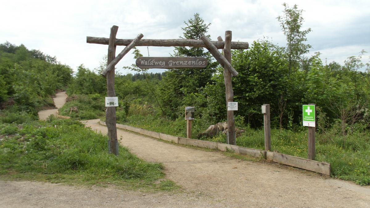 Der Eingang zum Waldweg „Grenzenlos“ in Olpe. von Regionalforstamt Kurk. Sauerland
