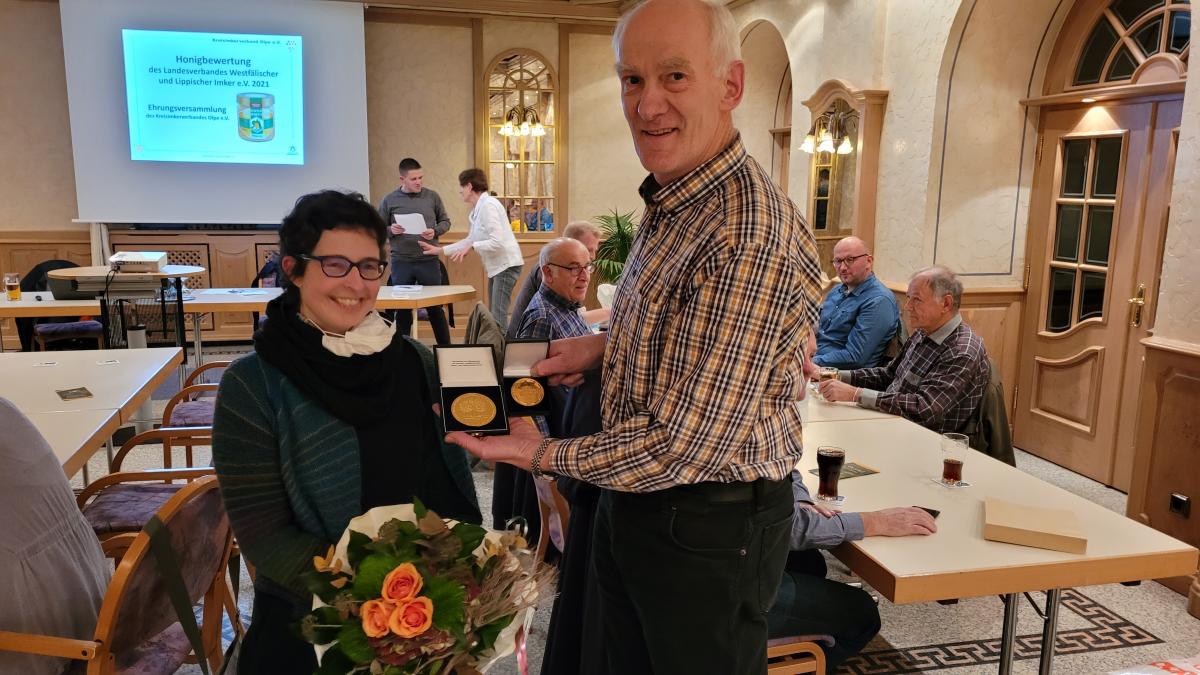 Vorsitzende Karin Viedenz überreicht Karl-Josef Klünker aus Heinsberg einen Blumenstrauß für den ersten Platz bei der Kategorie Sommertracht kandiert und den dritten Platz bei der Frühtracht. von privat