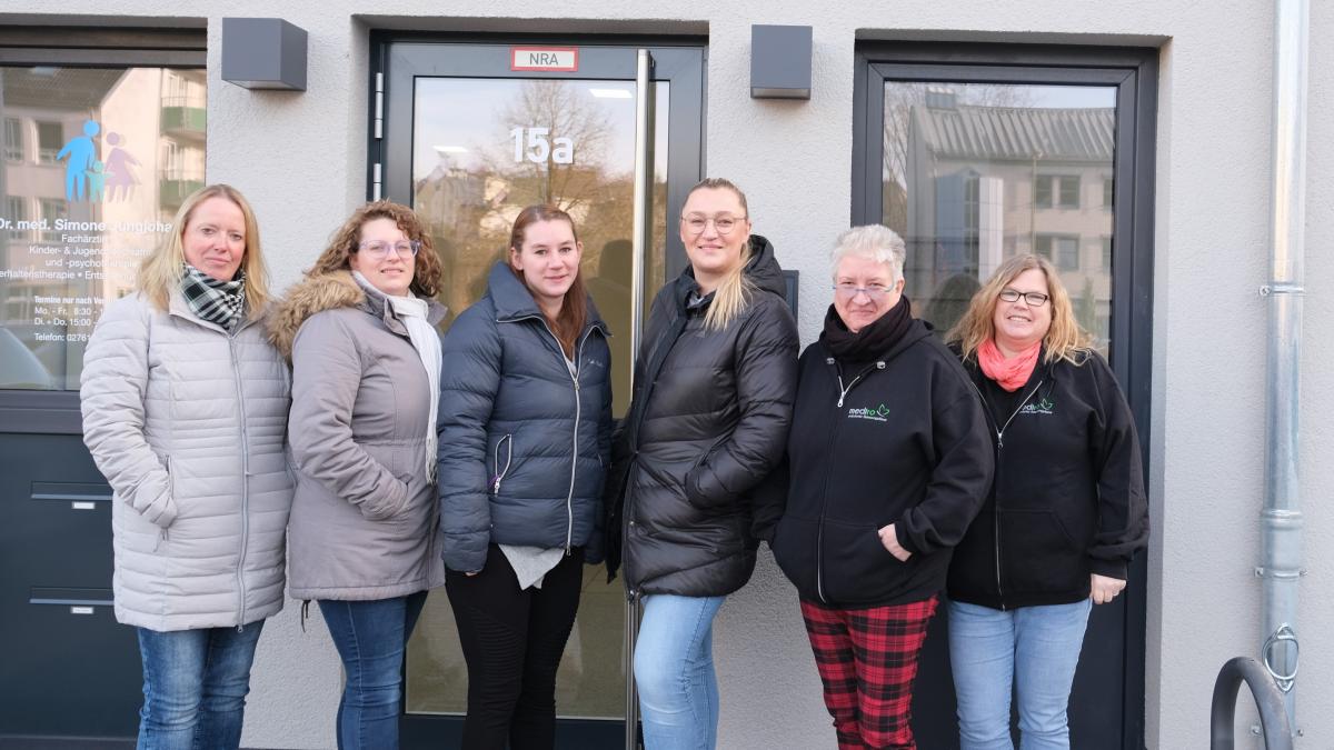 Der ambulante Betreuungsdienst eröffnet in der Olper Bruchstraße die Betreuungsgruppe „A Vita“. Firmeninhaber Olga Rogalsky (3.v.r.) und ihr Team bieten ihre Dienstleistung fünf Tage die Woche an. von Adam Fox
