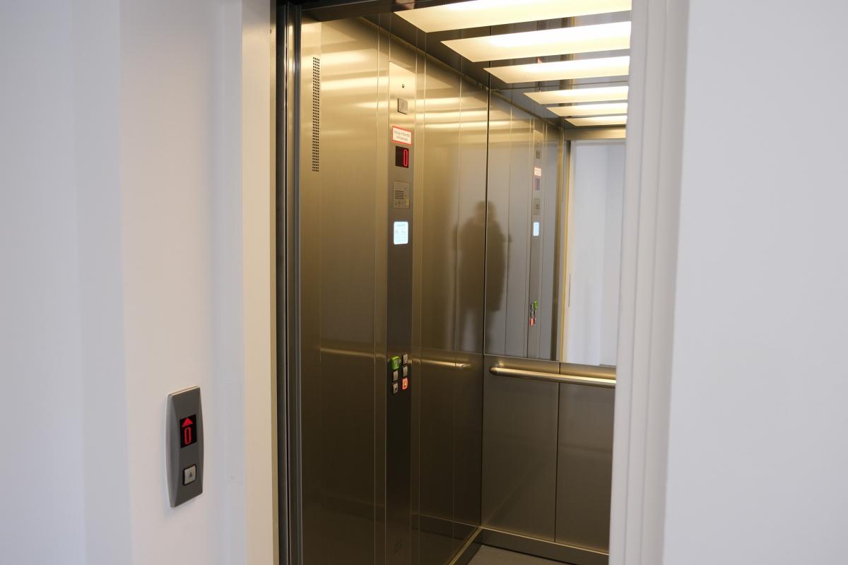 Ein Aufzug sorgt für die nötige Barrierefreiheit. von Adam Fox