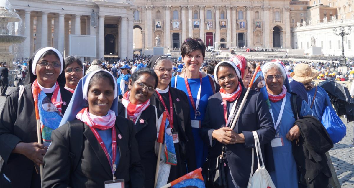 Leonidis-Sprecherin Irmgard Grebe-Quast mit der Generaloberin der Dernbacher Schwestern und indischen Ordensschwestern. von privat