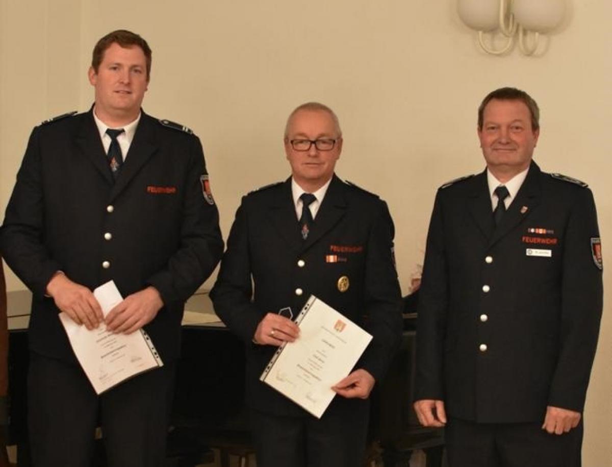 Beförderungen zum Brandoberinspektor: Dominik Wurm, Olaf Arns und Stv. Leiter der Feuerwehr und Einheitsführer Josef Alfes von privat