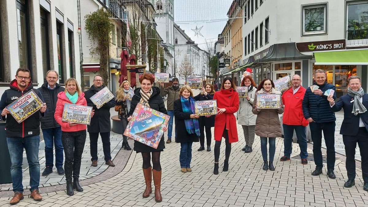 Attendorn spielt Monopoly. Pünktlich zum 800-jährigen Stadtjubiläum erscheint eine limitierte Edition des beliebten Brettspiels an. Bei der Vorstellung des Spiels zeigten sich die Vertreter der Stadt und die beteiligten Sponsoren begeistert. von Hansestadt Attendorn