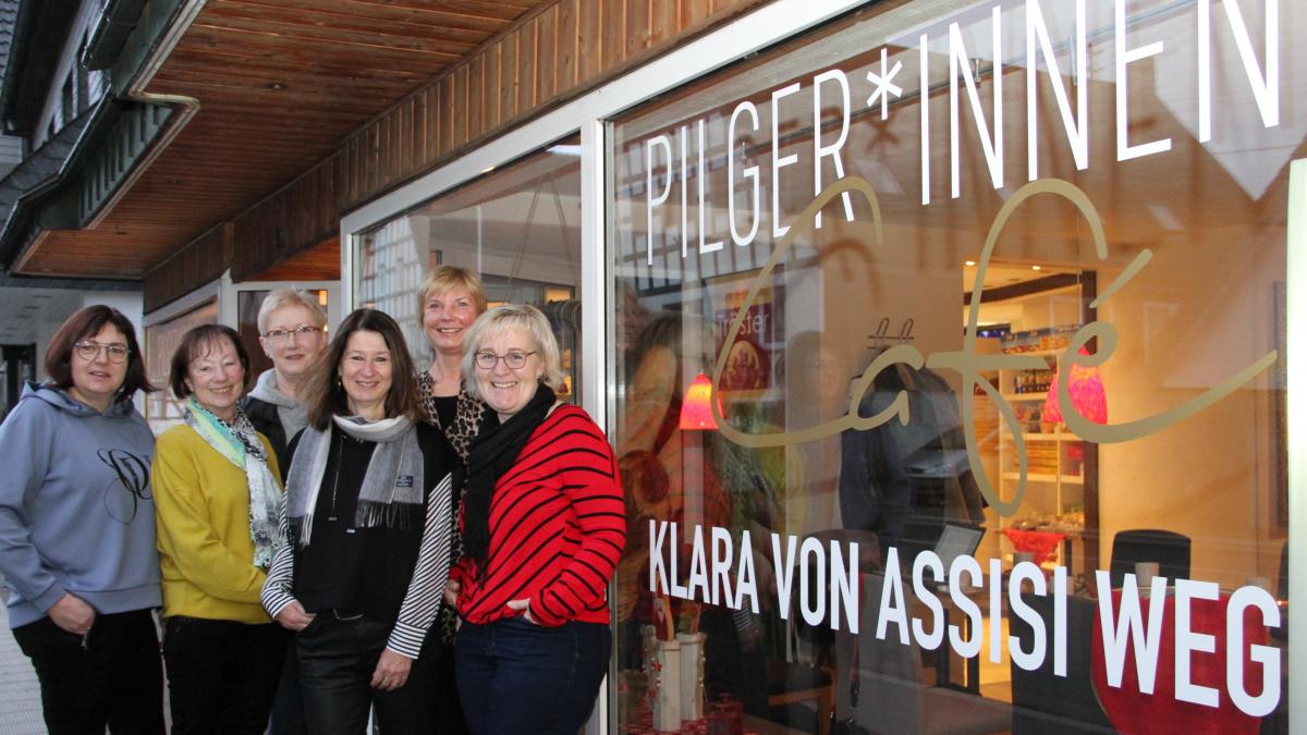 Hier schmeckt der Kaffee besonders lecker: Die Projektgruppe der kfd, die den Klara von Assisi Weg ins Leben gerufen hat, vor dem Pilger-Café im Ortskern von Elspe. von Kerstin Sauer