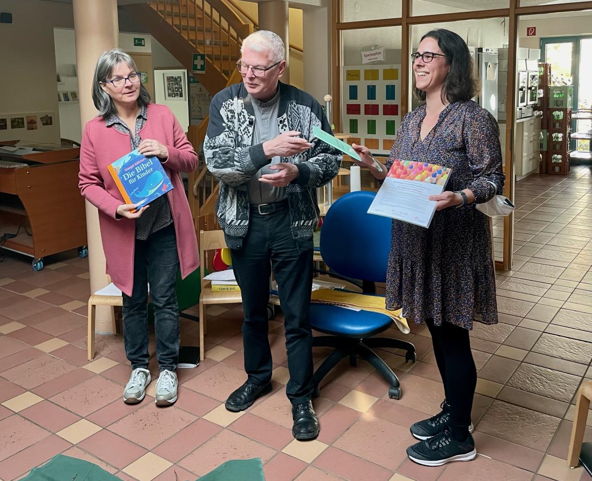 Die pädagogische Leiterin der Einrichtung, Sandra Bechheim-Kleine, nahm Plakette und Zertifzierungsurkunde von Barbara Clemens (links) und Pfarrer Michael Kleineidam entgegen. von privat