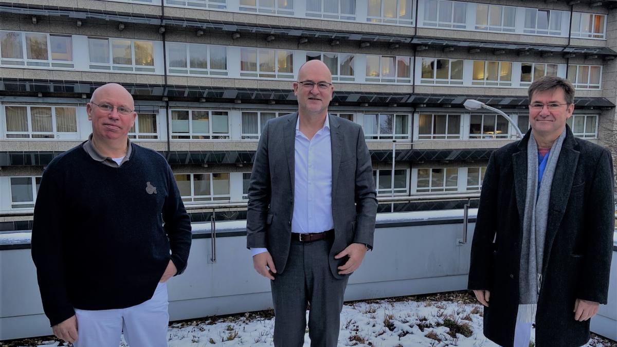 Vor dem St. Martinus-Hospital in Olpe: Dr. Jürgen Schwickerath, Dr. Gereon Blum und Dr. Clemens Müller-Naendrup (von links). von KHS