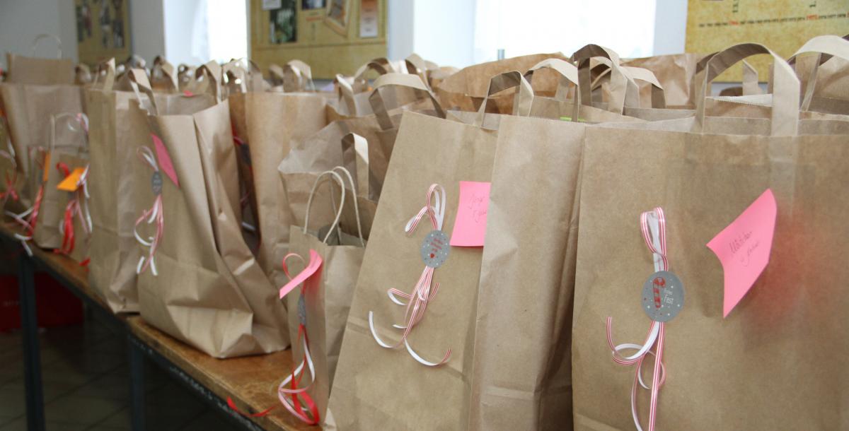 Für alle Kinder wurden im Kindergarten Schatzkiste in Altenhundem wieder Geschenketüten gepackt. von Kerstin Sauer