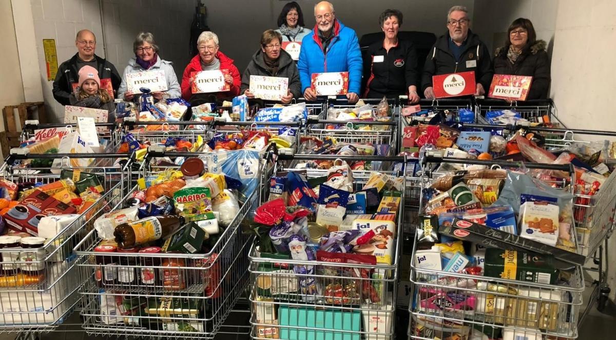 Sage und schreibe 17 Einkaufswagen wurden bei der Aktion im Hit-Markt gefüllt, hinzu kamen fast 1.000 Euro an Spenden im Sparschwein. von privat