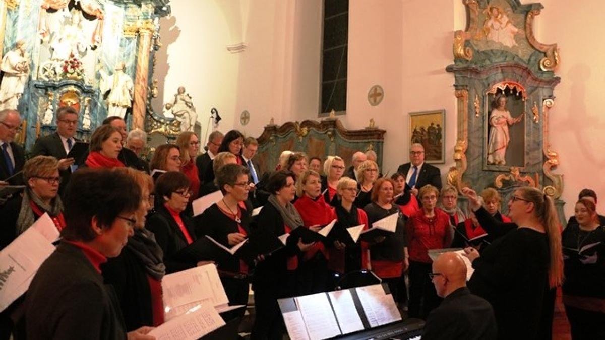 „ChorEffekt“ Heinsberg lädt für Samstag, 18. Dezember, zu einem Konzert vor der örtlichen Pfarrkirche ein. von privat
