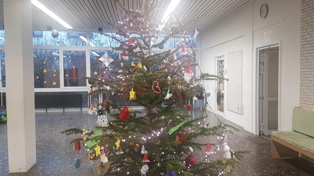 Ein prächtiger, bunter und vor allem besonderer Weihnachtsbaum schmückt jetzt die Pausenhalle der Altenhundemer Grundschule. von privat