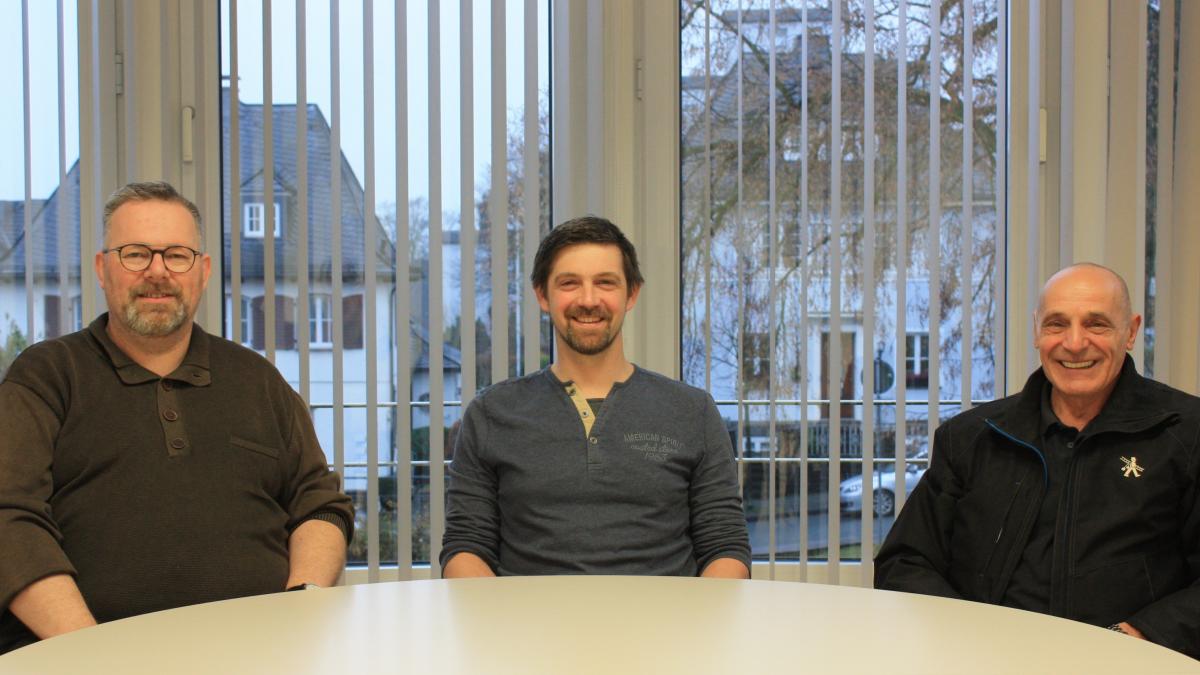 Oliver Abt (links) vom Kreis Olpe begrüßt den neuen Bezirks-Schornsteinfeger Björn Krumpholz (Mitte) und verabschiedet dessen Vorgänger Eberhard Schmies. von Kreis Olpe