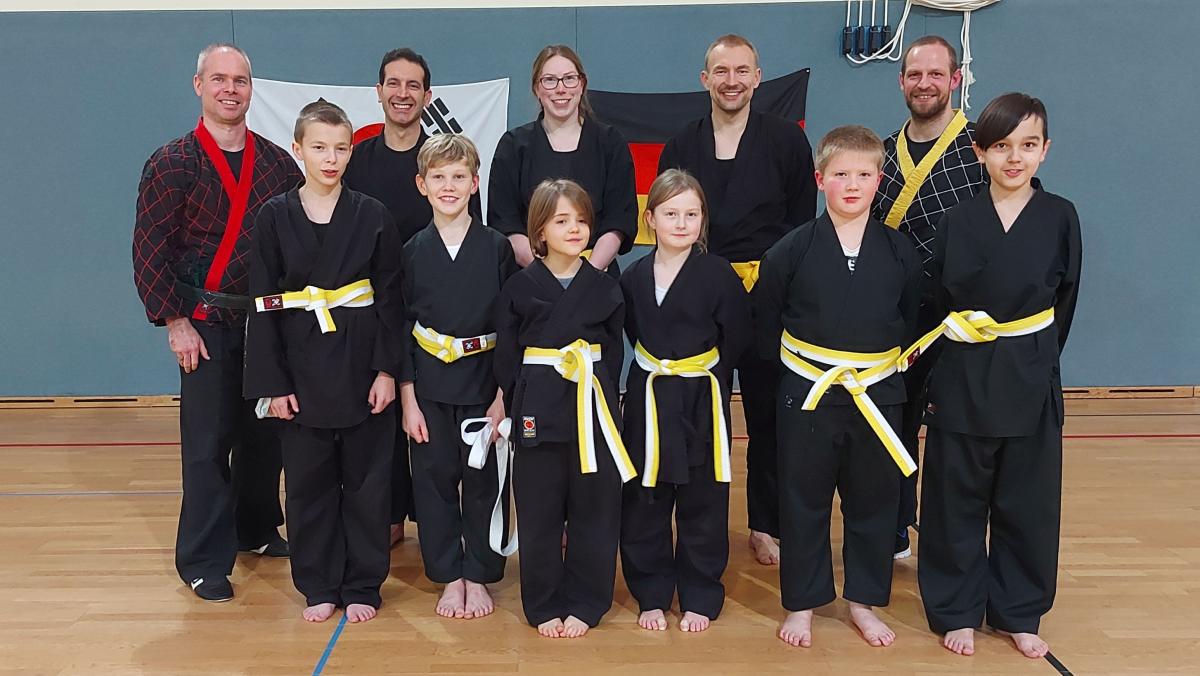 Die Prüfer Simone Pfeifer (links) und Boris Grahn (rechts) waren mit den Ergebnissen des Hapkido-Nachwuchs zufrieden. von privat