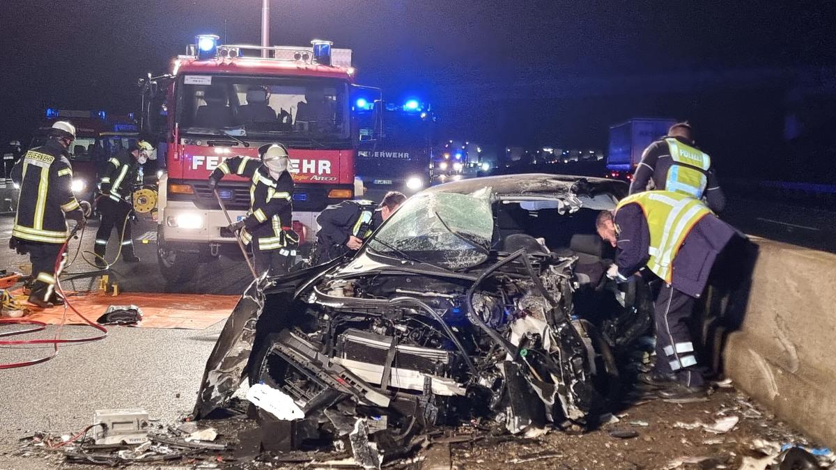 Der Fahrer des Pkw musste mit schwerem Gerät befreit werden. von Kai Osthoff
