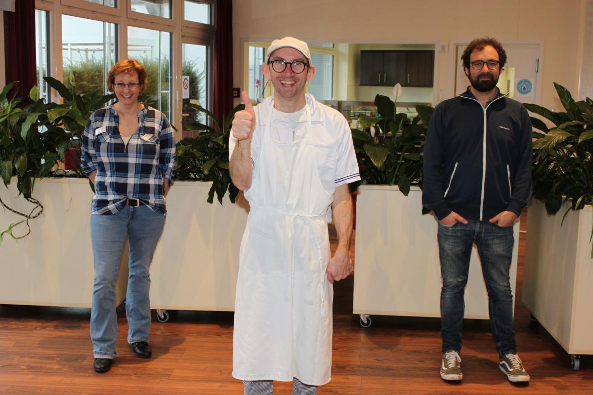 Hauswirtschaftsleitung Christiane Stauer und sein Jobcoach Matthias Schneider sind mit den Leistungen von Swen Kietzmann mehr als zufrieden. von privat