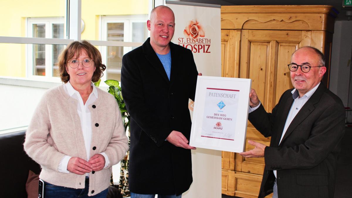 Manuel Prentler (Mitte) wird die Arbeit des Hospizvereins  langfristig mit einer jährlichen Patenschaft von 2.000 Euro unterstützen. Martin Schäfer, Geschäftsführer des Hospizvereins, und Monika Kramer freuen sich. von privat