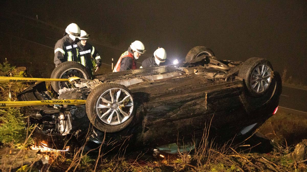 Der Wagen der junge Frau überschlug sich in der steilen Böschung mehrfach und landete schließlich auf dem Dach. von Kai Osthoff