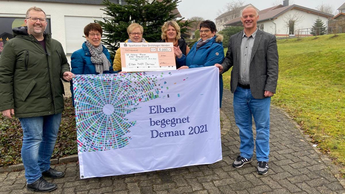 Das Team der St.-Helena-Frauen überreichte den symbolischen Spendenscheck an Peter Niklas (rechts) und Hubertus Sieler. von privat