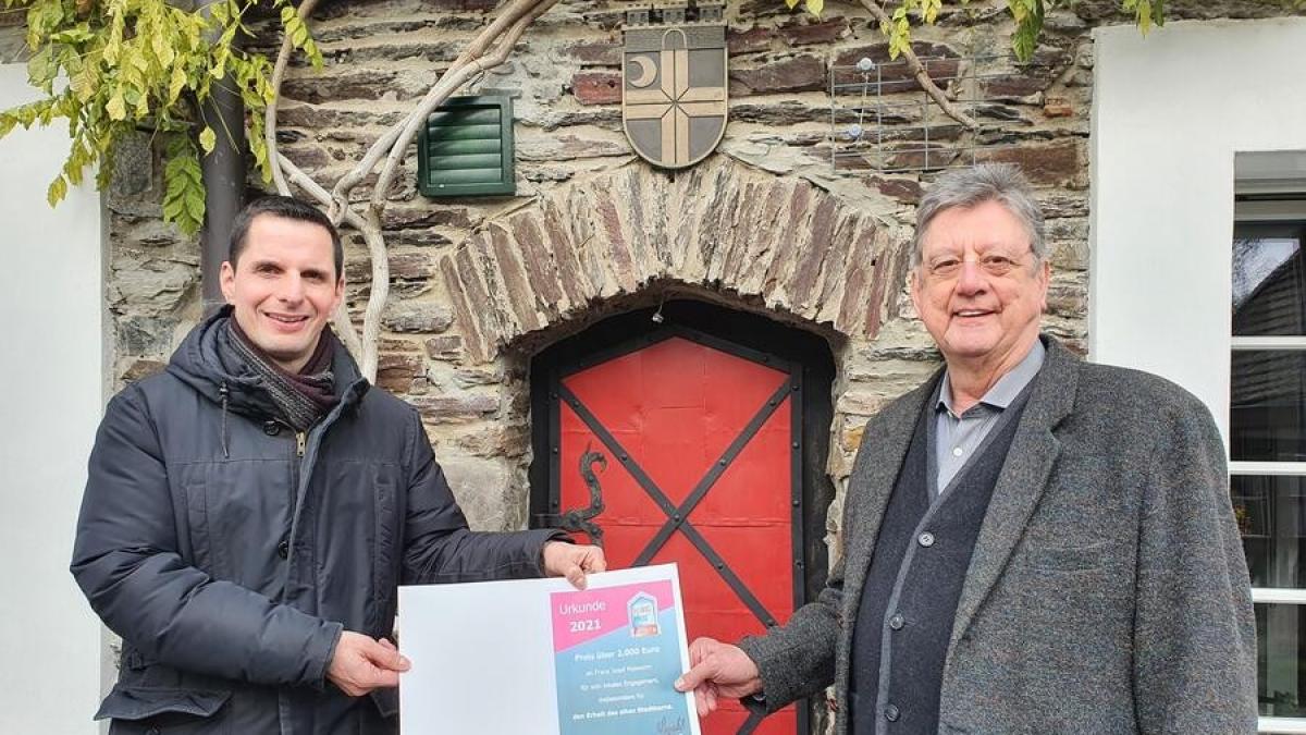Bürgermeister Christian Pospischil (links) hat die Preisträger des Heimat-Preises 2021 ausgezeichnet. Der erste Preis geht in diesem Jahr an Franz Josef Maiworm. von Hansestadt Attendorn