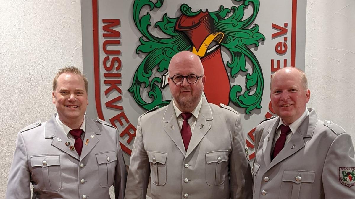 Martin Krömer (links) und Benedikt König (rechts) heißen den neuen Dirigenten Guido Simon willkommen. von privat