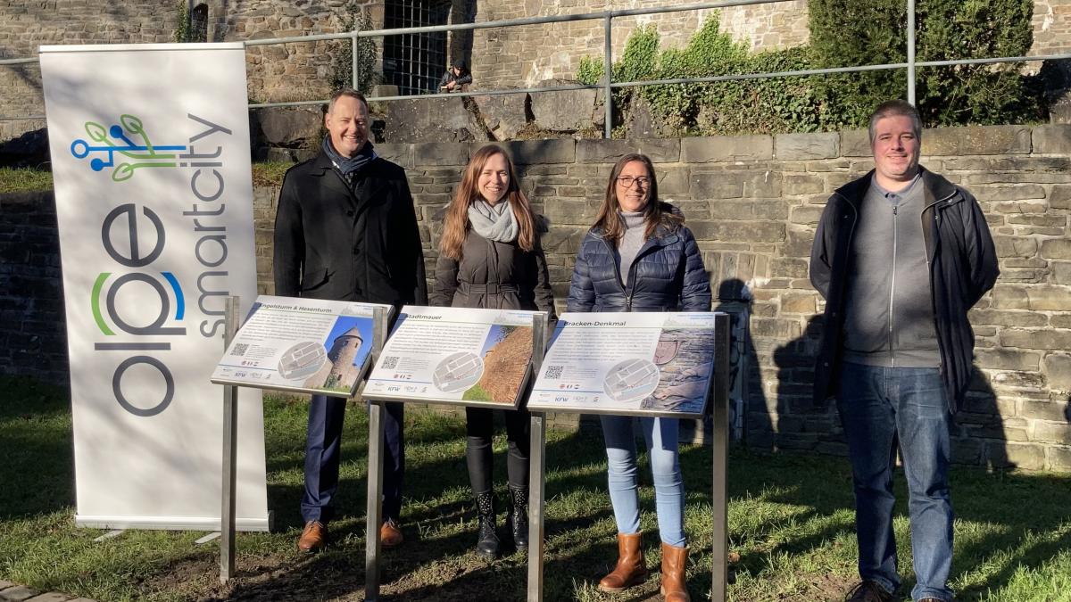 Bürgermeister Peter Weber, Lea Hartmann, Silke Niederschlag und Martin Telsnig (v.l.) präsentieren stolz eine der informativen Stationen des neuen Rundgangs. von Lorena Klein