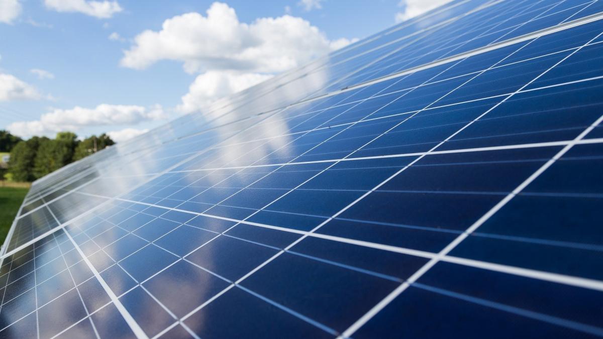 Martin Rabe, Klimaschutzbeauftragter der Stadt Lennestadt, weist auf eine neue zeitsparende Funktion beim Solar-Potential-Kataster hin. von Symbolfoto Pixabay