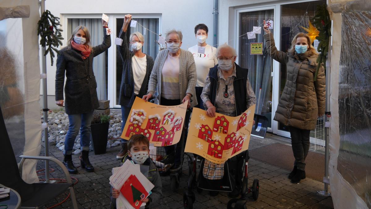 Freude bei den Bewohnern im Haus Matthäus: Luis Leine (vorne) und Freunde in der Betreuung haben für die Senioren Briefe geschrieben und tolle Bilder gebastelt. von privat