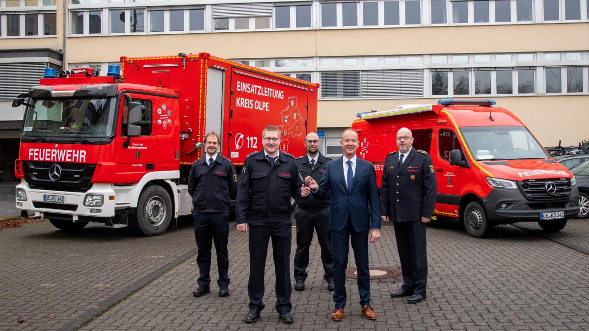 Der neue Einsatzleitwagen und der neue Abrollbehälter Einsatzleitung bei ihrer Indienststellung. Von links nach rechts Carsten Stahlhacke (Kreis Olpe), Julian Rademacher (Leitung Technik/Funk IuK-Einheit) Tobias Sondermann (Leitung IuK-Einheit), Landrat Theo Melcher und Kreisbrandmeister Christoph Lütticke. von Kreis Olpe