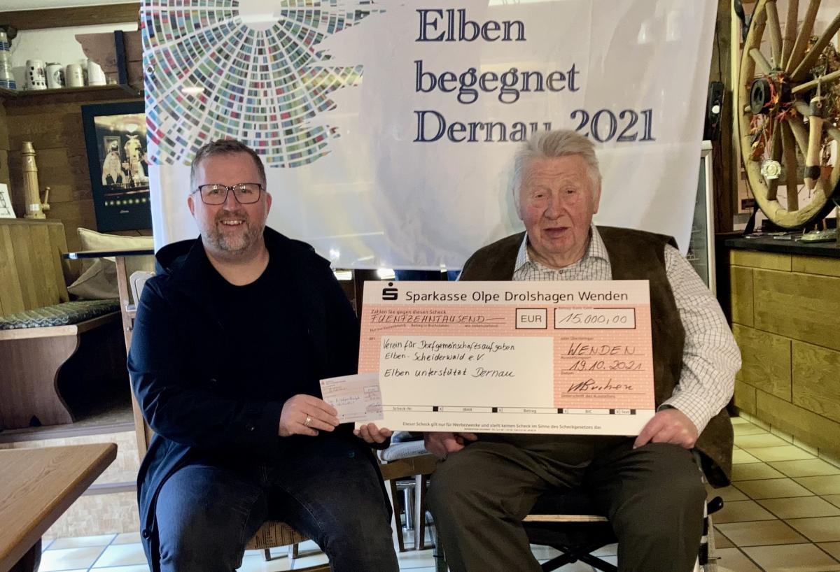 Hubertus Sieler (links) vom Fluthilfeprojekt „Elben unterstützt Dernau“ nahm den großzügigen Spendenscheck des Girkhauser Unternehmers Willi Buchen entgegen. von Lorena Klein