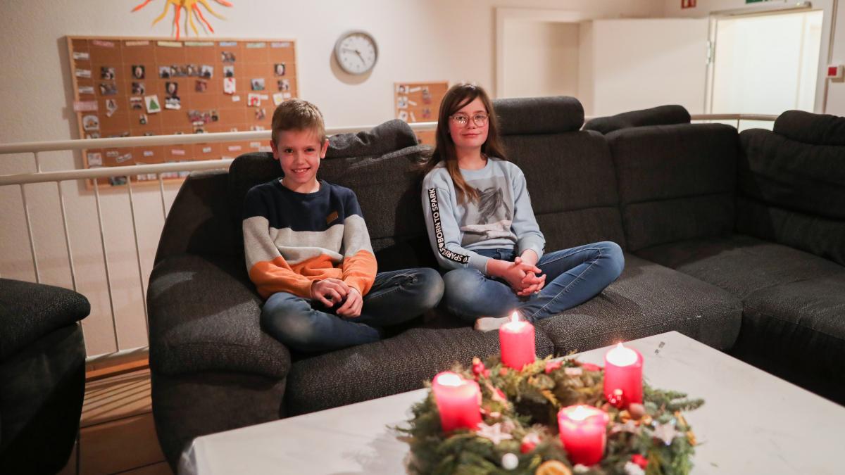 Jason feiert zum ersten Mal Weihnachten in der Wohngruppe Melbecke. Luna hat 2020 Heiligabend hier verbracht. von Christine Schmidt