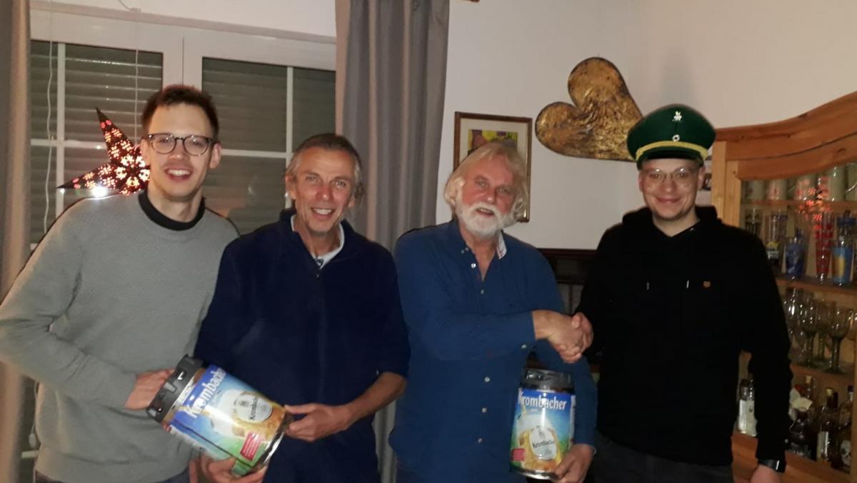 Von rechts: Der Vorsitzende Maximilian Völkel begrüßte das 400. Mitglied Josef Kraume. Auch Georg Berg und Peter Hüttenschmidt erhielten ein Fass als Dankeschön fürs Anwerben. von privat