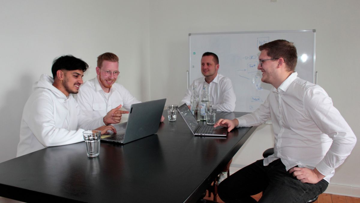 Das Team von Smartbrix in Olpe mit (von links) Simranjit Kang, Lennart Zimmermann, Tobias Quiter und Daniel Färber. Es fehlt Soukaina Latrack. von Wolfgang Schneider