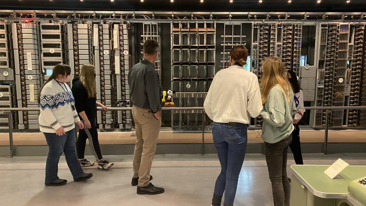Die Schüler konnten die zahlreichen Computer im Paderborner Heinz Nixdorf MuseumsForum begutachten. von privat
