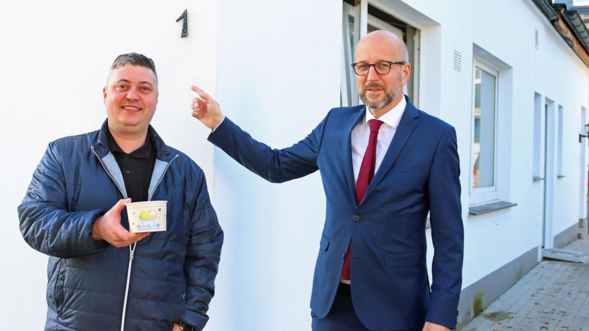 Bürgermeister Ulrich Berghof (rechts) zeigt an, wo künftig ein Schild auf die neue Toilette hinwiesen soll. von Rüdiger Kahlke