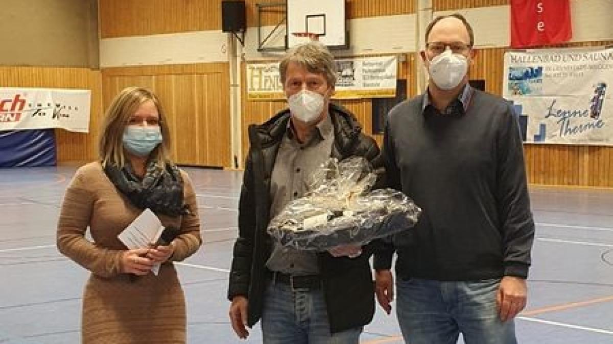 Die beiden HSG-Vorstandsmitglieder Jennifer Flick und Rainer Barkowski verabschiedeten Helmut Beckmann-Lenneper. von privat